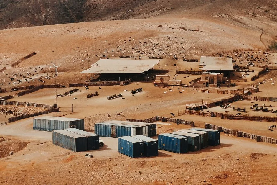 Vista aérea de una finca rústica en zona árida de España sin acceso a red de agua, rodeada de cultivos secos y sin infraestructura de riego visible