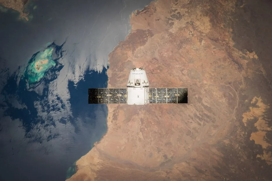 Técnico hidrogeólogo trabajando con mapas geológicos y software de análisis satelital para localizar agua subterránea en una finca