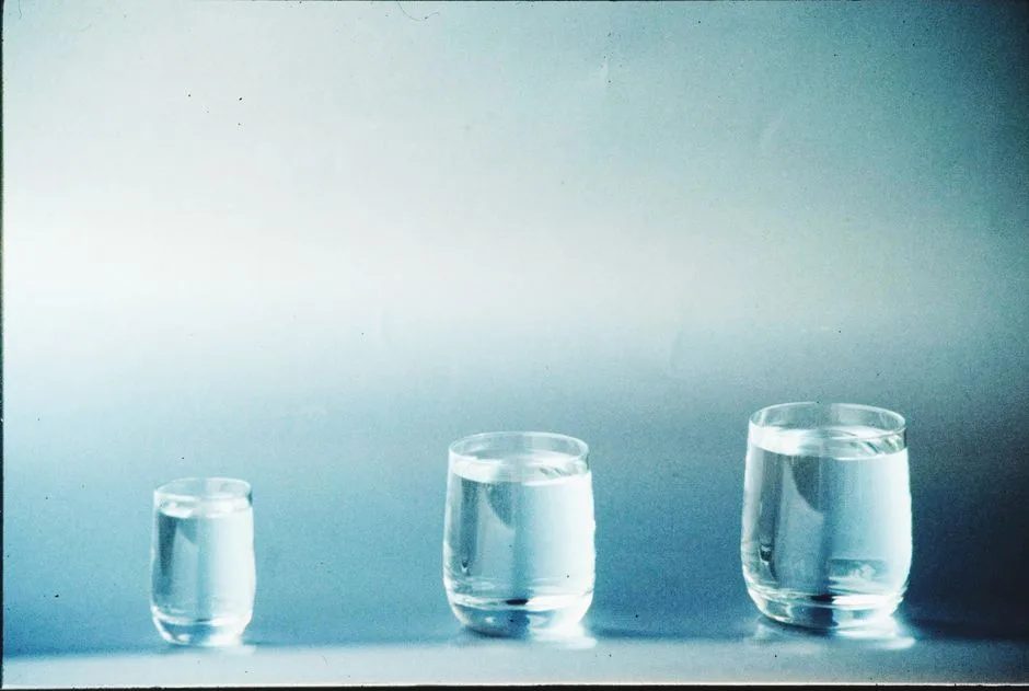 Comparación visual entre un pozo tradicional de gran diámetro excavado en tierra y una sonda perforadora realizando un sondeo de agua en roca