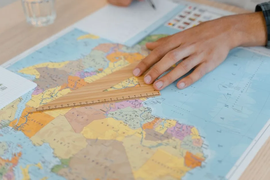 Geólogo o hidrogeólogo revisando documentación técnica y mapas geológicos sobre una mesa de trabajo para elaborar un estudio hidrogeológico