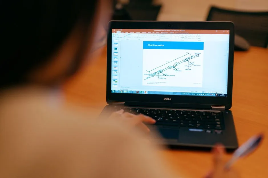 Hidrogeólogo trabajando con software SIG en pantalla con capas de análisis satelital y datos de pozos superpuestos sobre cartografía geológica