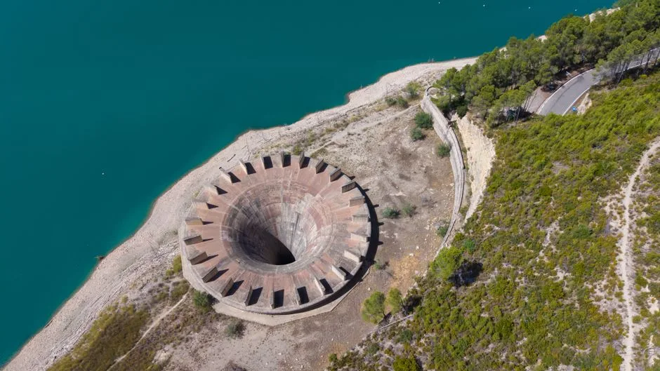 Mapa hidrogeológico de acuíferos en España con distribución de masas de agua subterránea por comunidades autónomas