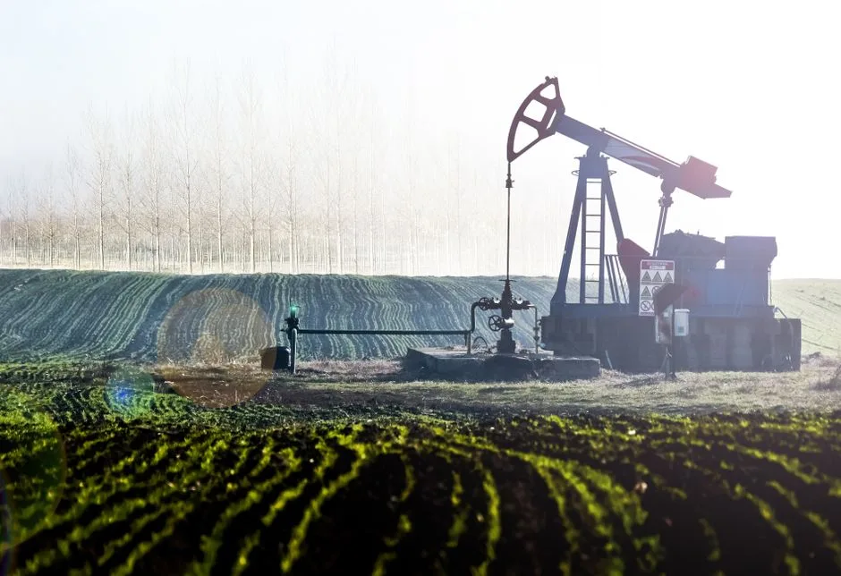 Sondeo de agua subterránea en terreno agrícola para alimentar sistema de riego por goteo con agua de pozo
