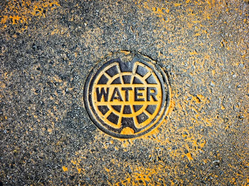 Técnico municipal revisando documentación normativa sobre captación de agua subterránea para abastecimiento municipal