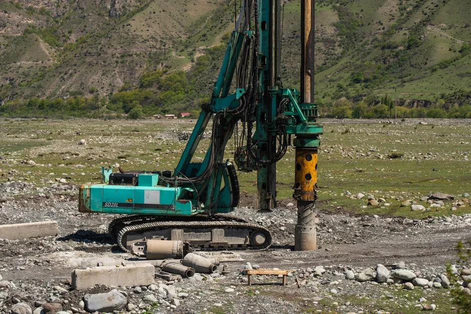 Equipo de perforación realizando un sondeo de agua subterránea en terreno rural para abastecimiento municipal